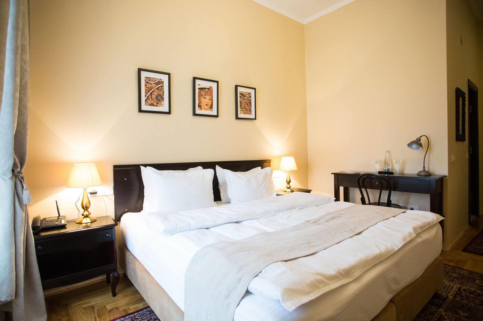 Drachenhaus Hotel Brasov Bagian luar foto