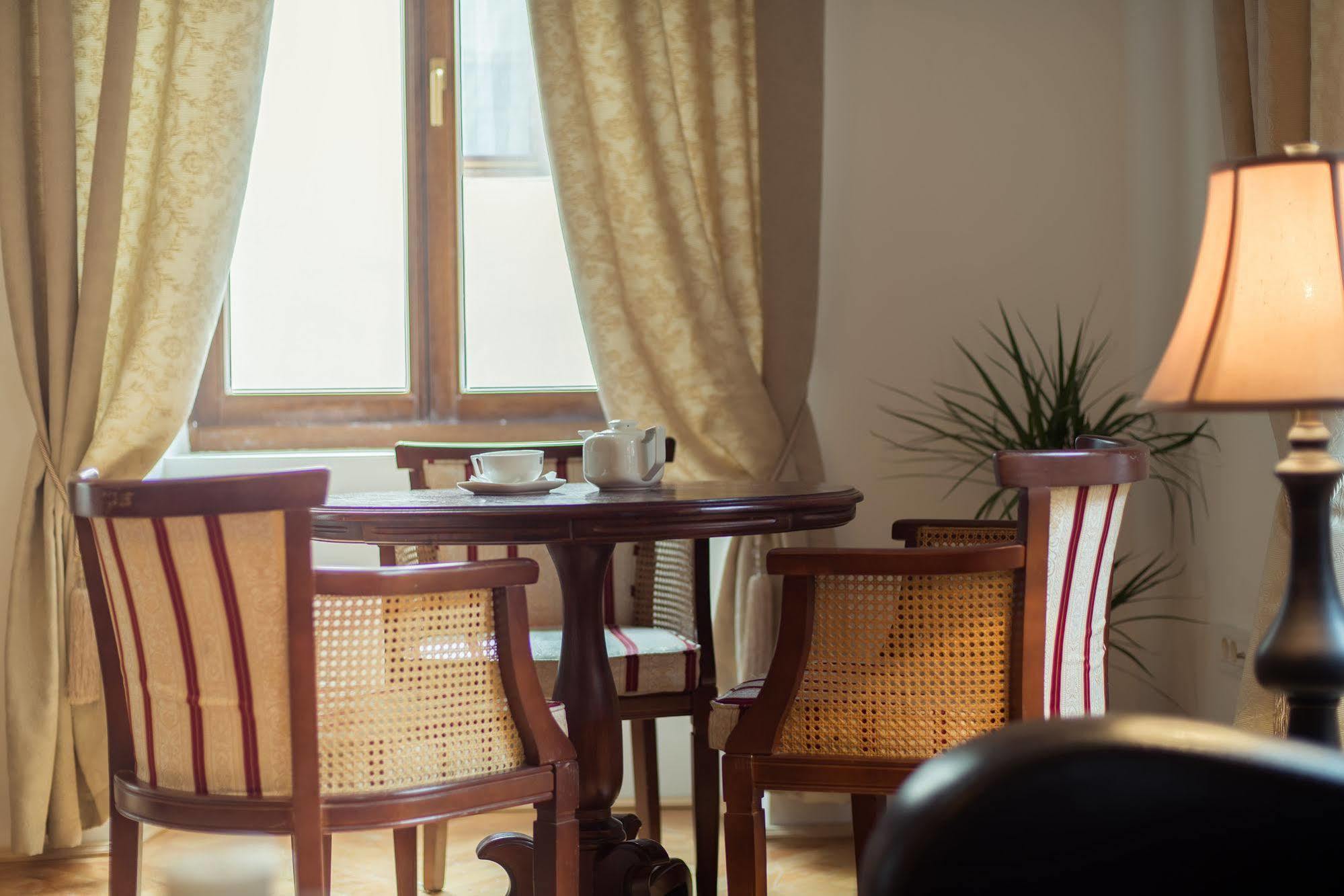 Drachenhaus Hotel Brasov Bagian luar foto