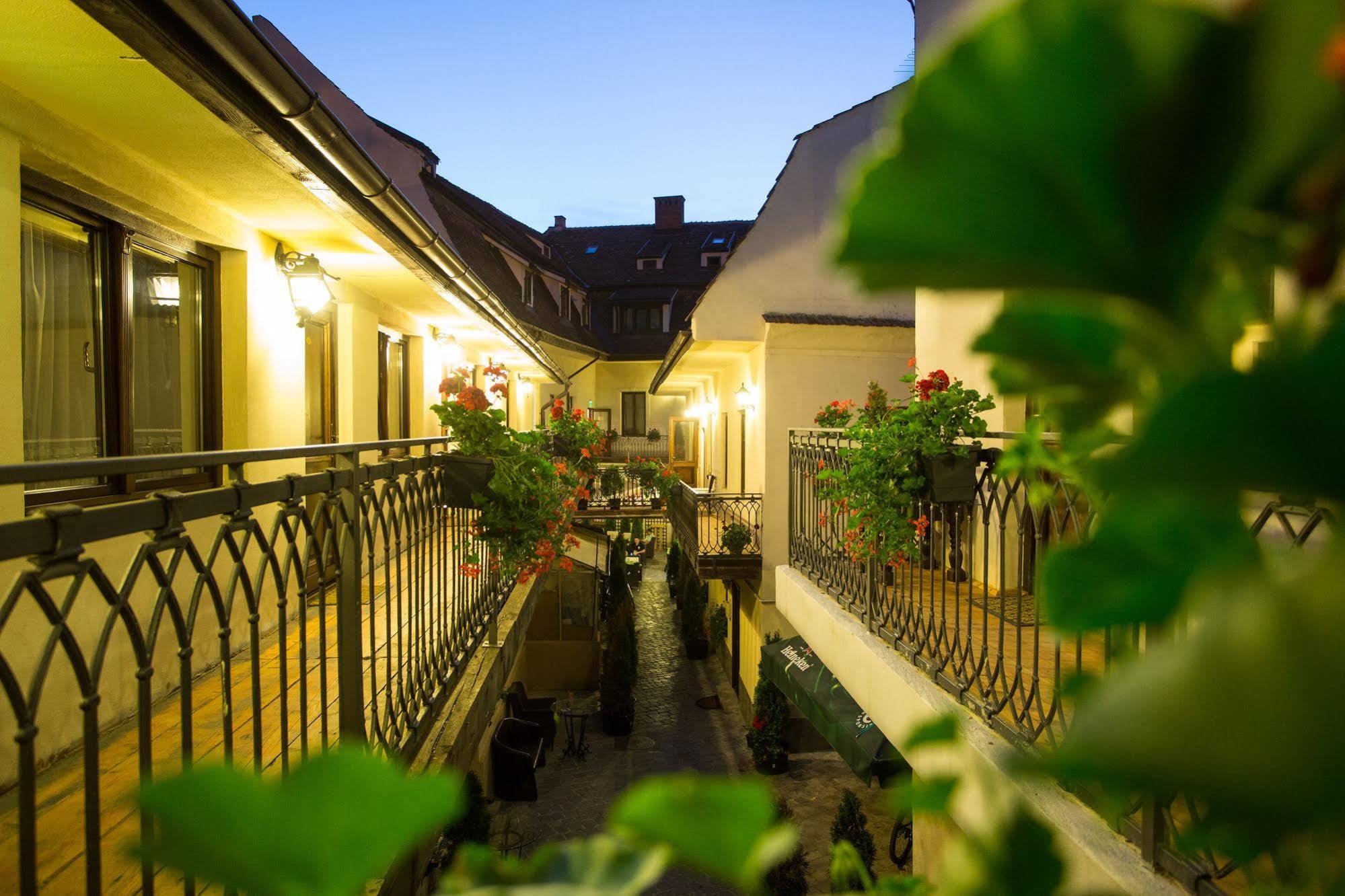 Drachenhaus Hotel Brasov Bagian luar foto